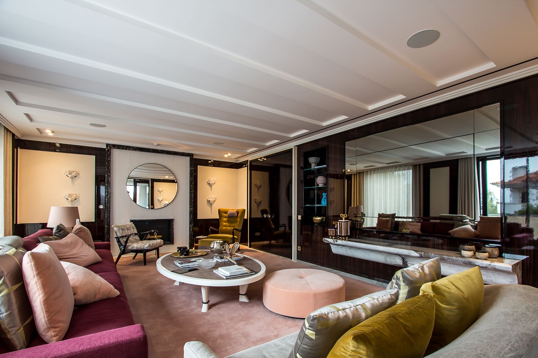 Sala residencial com som e imagem integrados discretamente
